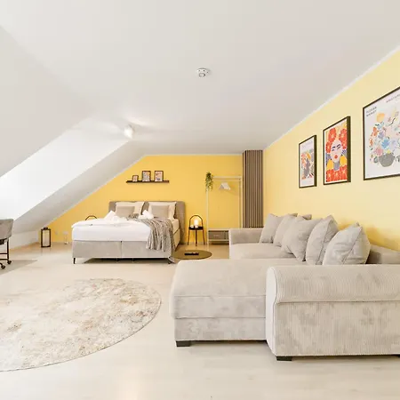 Kingsize Bett, Balkon, Arbeitsplatz, Netflix Pforzheim