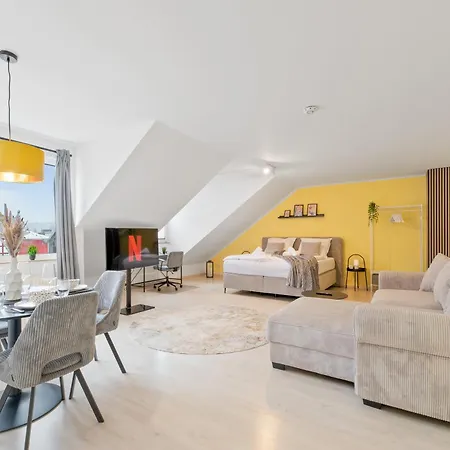 Kingsize Bett, Balkon, Arbeitsplatz, Netflix Пфорцхайм